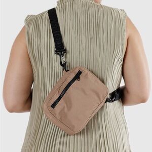 Baggu Sport Crossbody in Dark Khaki